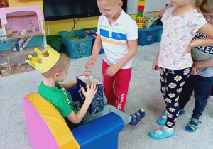 Igor częstuje cukierkami