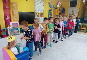 Delfinki stoją w kolejce po słodkości