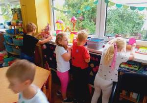 Delfinki poszukują kropek