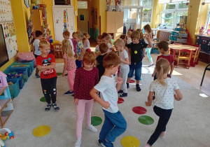 Dzieci poszukują kropki w danym kolorze