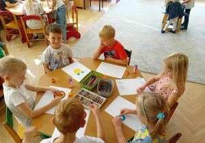 Dzieci z zielonego stolika pracują manualnie