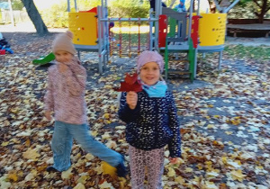 Nadia i Natalka znalazły liście kolorowe