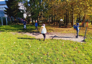 Chłopcy grają w piłkę