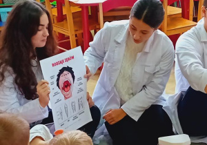 Studentki prezentują plansze z rodzajem zębów