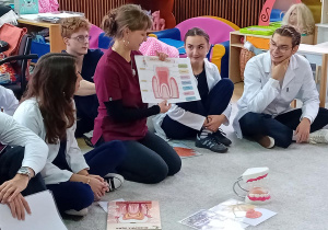 Studentka prezentuje jak wygląda ząb