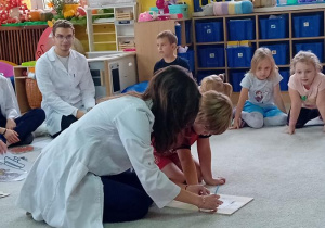 Paweł z panią studentką rysują zęba