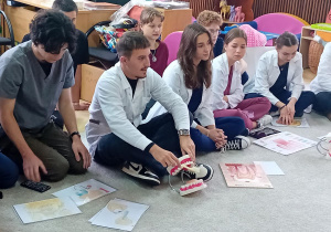 Pan student tłumaczy jak szczotkować zęby