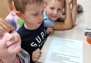 Delfinki rozwiązują krzyżówkę