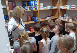 Pani Agnieszka oprowadza Delfinki po aptece