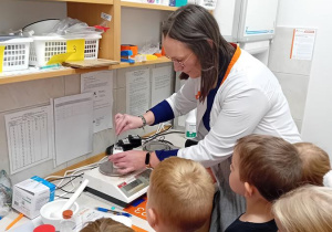 Pani Małgosia przygotowuje czarodziejską maść