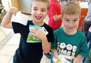 Kacper i Tymon z produktami z recepty