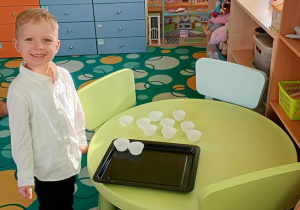 Artur piecze babeczki.