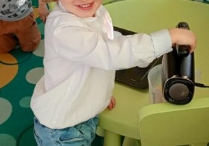 Michalina miksuje mikserem ciasto.