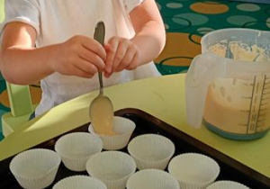 Zosia piecze babeczki.