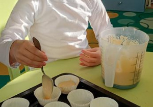 Sara piecze babeczki.