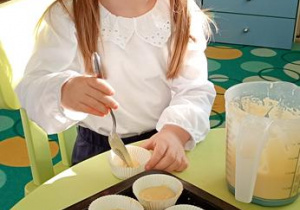 Hania piecze babeczki.