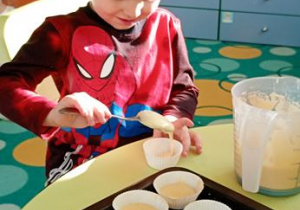 Mikołaj piecze babeczki.