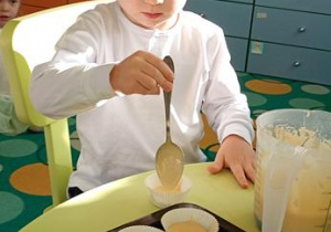 Tymek piecze babeczki.