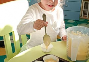 Milanka pieczee babeczki.