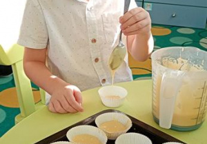 Grześ piecze babeczki.