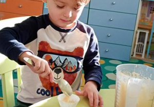 Maksym piecze babeczki.