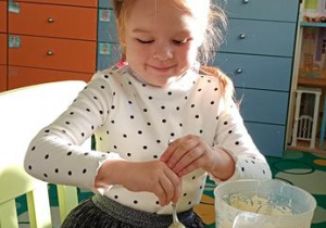 Marysia piecze babeczki.