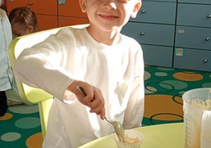 Bartuś piecze babeczki.