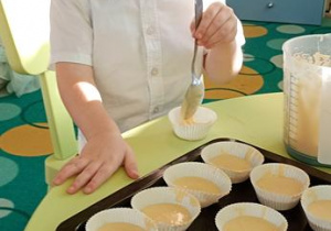 Wiktor piecze babeczki.