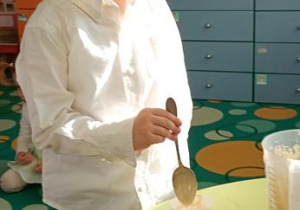 Artur piecze babeczki.