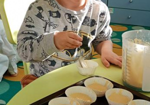 Matvii piecze babeczki.