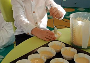 Olek piecze babeczki.