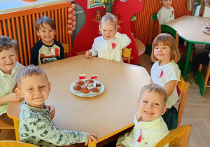 Dzieci jedzą babeczki.