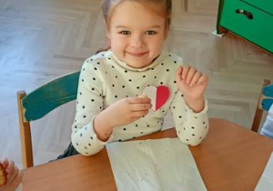 Marysia je babeczkę.