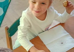 Milanka je babeczkę.