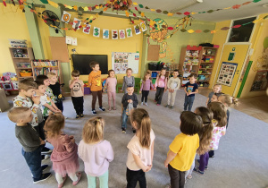 Dzieci stoją i śpiewają sto lat