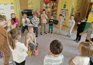 Dzieci stoją i śpiewają sto lat