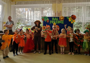 Dzieci prezentują stroje jesienne