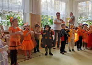 Dzieci prezentują stroje jesienne