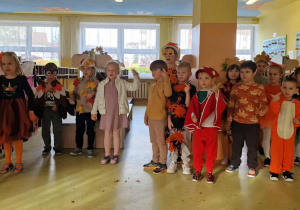 Dzieci prezentują stroje jesienne