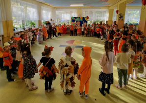 Dzieci śpiewają piosenki w kole