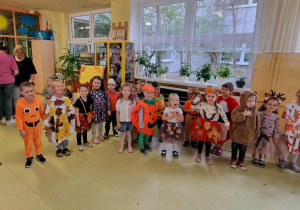 Dzieci prezentują stroje jesienne