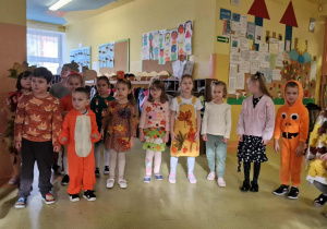 Dzieci prezentują stroje jesienne