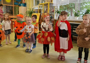 Dzieci prezentują stroje jesienne