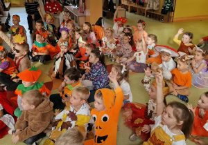 Dzieci odgadują zagadki o jesieni