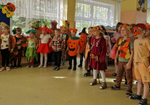 Dzieci tańczą na balu