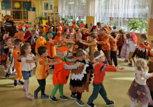 Dzieci tańczą na balu