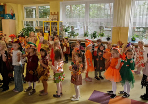 Dzieci tańczą w kole