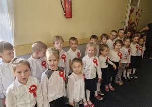 Dzieci śpiewają hymn