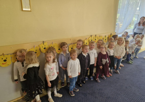 Dzieci śpiewają hymn