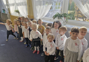 Dzieci śpiewają hymn